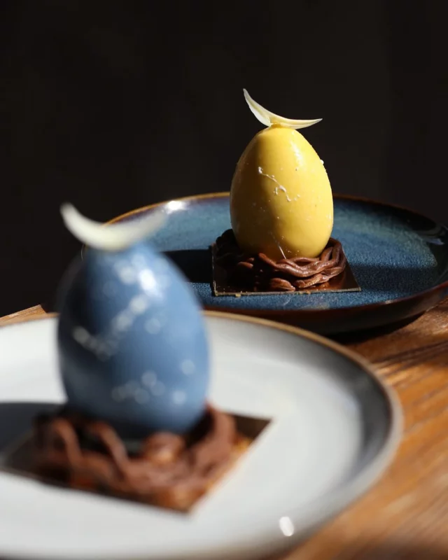 Velikonoce ve Spojce🥚
Tentokrát si u nás dáte třeba krokety z králíka nebo něco sladkého – vanilkový mousse na čokoládovém hnízdě.
A zapít to? Vaječňákem z naší sesterské @dark_kitchen.cz

A to není všechno – po celý víkend si u nás můžete pořídit naše Spojka panettone! Vyberete si z náplní:
pistáciová, slaný karamel nebo čoko s višněmi.
-
Easter at Spojka🥚
This time, you can enjoy our rabbit croquettes or something sweet — vanilla mousse served on a chocolate nest.

And to wash it down? Our homemade eggnog from our sister project @dark_kitchen.cz.

And that’s not all — throughout the entire weekend, you can also grab our Spojka panettone! Choose from these fillings:
pistachio, salted caramel, or chocolate with sour cherries.