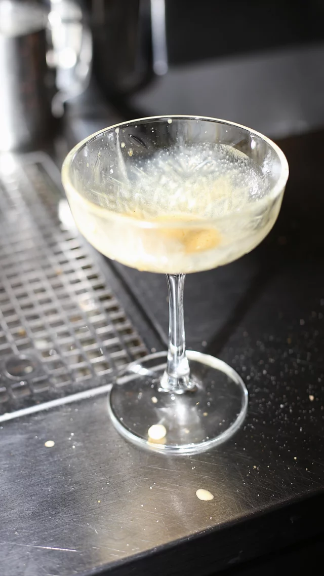 Zabaglione coffee je tady.
Silné espresso, žloutkový krém, amaretto a piškotový crumble.
Káva nebo dezert? Je to na vás.🤎
-
Zabaglione coffee is here.
Strong espresso, egg yolk cream, amaretto and sponge crumble.
Coffee or dessert? It’s up to you.🤎