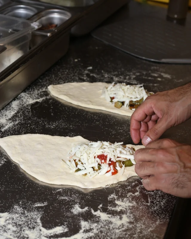 Na těstu jsme si dali záležet – ladíme ho už dlouho, aby bylo lehké, nadýchané a naše.
Pizza u nás vzniká poctivě, ručně a s chutí. 
Každý všední den od 11:30 do 16:00. Klidně i s sebou. 🙌
Těšíme se ve Spojce Karlín!
-
We've been working hard on our dough – fine-tuning it to be light, airy, and truly ours.
Handmade with care, every weekday from 11:30 AM to 4:00 PM.
Eat in or take it to go – your call. 🙌
See you at Spojka Karlín!
