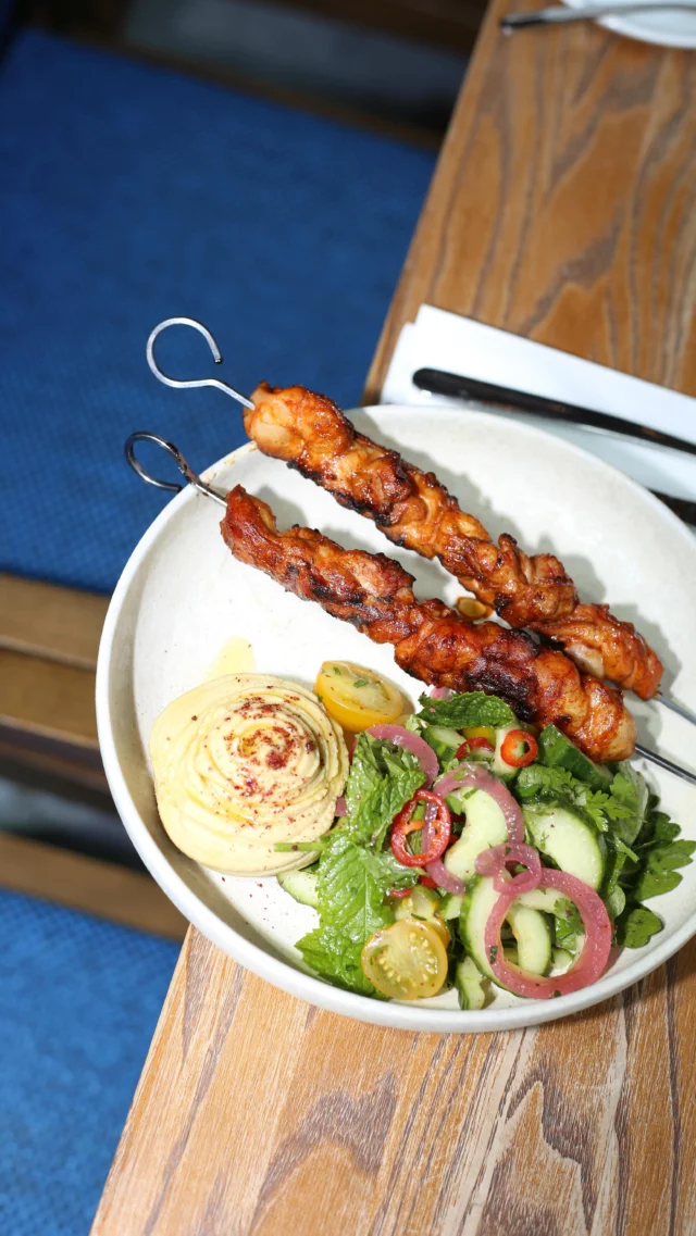 Každý den od 17:00 rozpalujeme grill.🔥
Jedna z novinek? Kuřecí stehno na špízu, domácí placka pečená na ohni, čerstvá zelenina a cizrnový hummus s arašídovým máslem.

#spojkakarlin #vecernigrilovani 
-
We fire up the grill every day from 5 PM. 🔥
One of our summer specials?
Grilled chicken thigh on a skewer, homemade flatbread baked over fire, fresh veggies, and chickpea hummus with peanut butter.

#spojkakarlin #eveninggrill