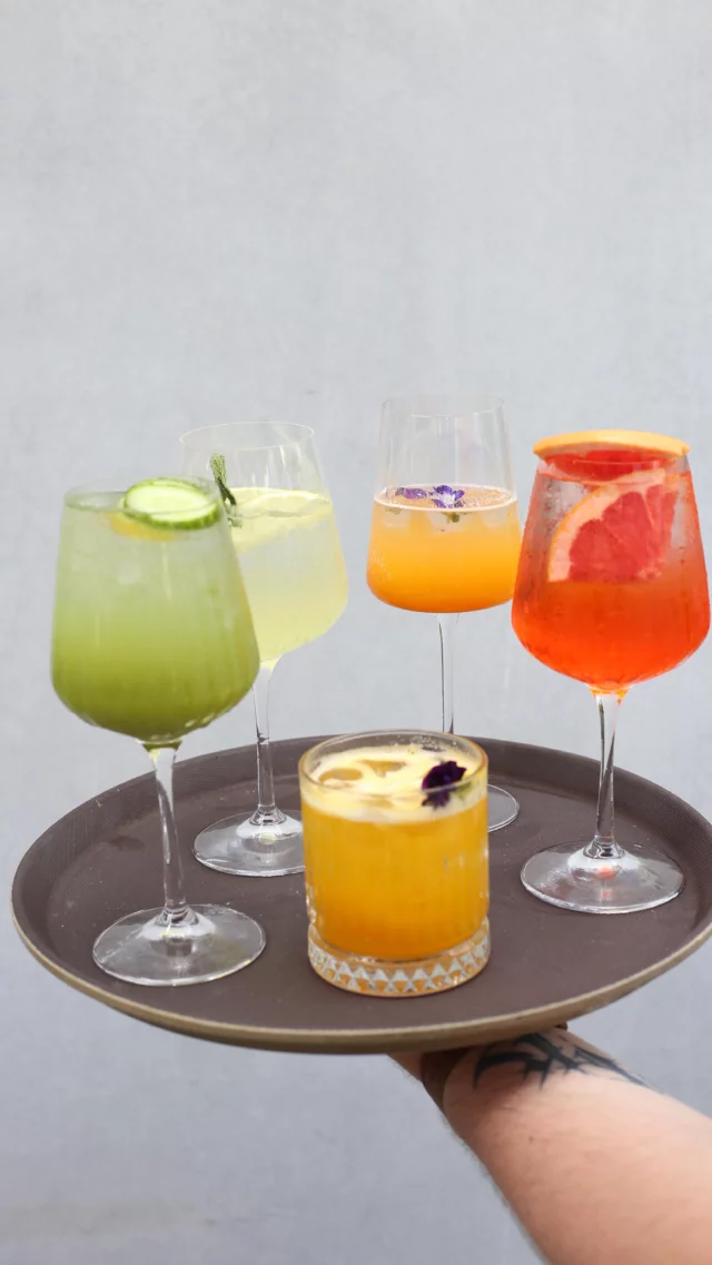 Nové letní koktejly ve Spojce 🍹
Jednoduché chutě a sezonní ingredience. Stavte se na zahrádku užít si trochu léta!
-
New Summer Cocktails at Spojka 🍹
Simple flavours and seasonal ingredients. Drop by our garden and enjoy a taste of summer!