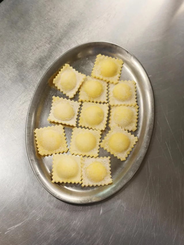 Domácí ravioli plněné ricottou. 
🍋Citronovo-máslová emulze, pangrattato z briošky. 
Každý den od 17:00.
-
Ricotta-filled homemade ravioli.
🍋Lemon and butter emulsion, toasted brioche pangrattato.
Every day from 5pm.