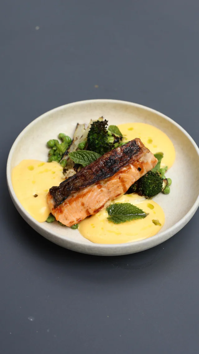 Filet z lososa s holandskou
/ fenykl, hrášek, cuketa a brokolice

Každý den přes obědy i večeře 🍽️ 
-
Salmon fillet with hollandaise
/ fennel, peas, zucchini and broccoli

Served daily for lunch and dinner 🍽️